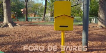 Escasean las bolsitas de los dispensadores para perros en las plazas