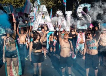 A bordo de una carroza, varios famosos participaron de la marcha del orgullo LGBTIQ+