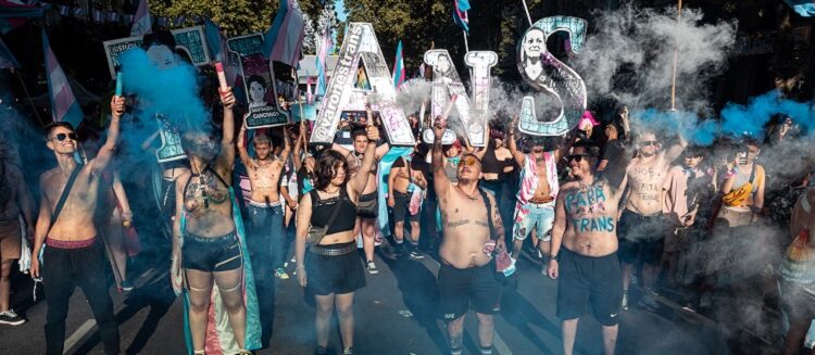 A bordo de una carroza, varios famosos participaron de la marcha del orgullo LGBTIQ+