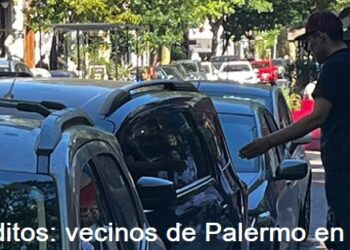 Trapito agresivo se mete entre los coches y agrede a los transeúntes que lo miran