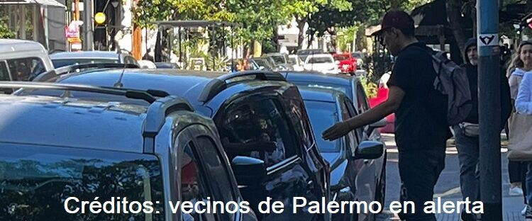 Trapito agresivo se mete entre los coches y agrede a los transeúntes que lo miran