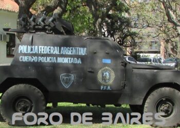 El Cuerpo de Policía Montada de la Policía Federal Argentina marca territorio en Palermo