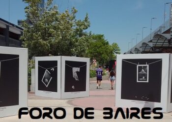 La exposición de Roberto Fernández Ibáñez que se puede visualizar al aire libre en el Patio de Arcos