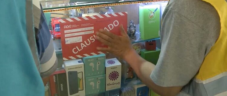 Siete clausuras y seis detenidos en Balvanera: incautan teléfonos robados, juguetes peligrosos y accesorios truchos