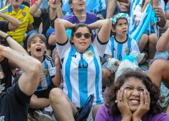 Una multitud celebró en el Obelisco el triunfo de Argentina ante Australia y su pase a cuartos