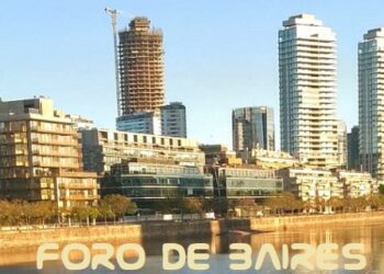 Puerto Madero y sus diques maravillosos pintan la tarde noche de Buenos Aires