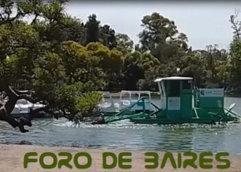 Así se realiza el control de vegetación acuática en los parques de la Ciudad
