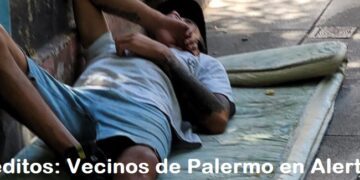 Un indigente hace su ranchada en Cabrera 4686, en la puerta de una panadería