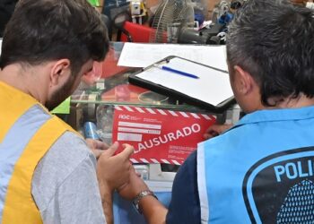 Desbarataron en Balvanera un garito que tenía como fachada un local de celulares