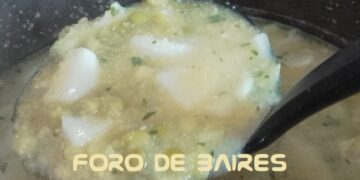 Sopa de cebolla con un toque francés, también llamada “Soupe á l’oignon gratinée” o sopa de cebolla gratinada