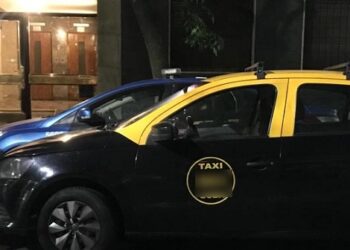 Se olvidó el celular en el taxi y el chofer le exigió dinero para devolvérselo