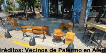 Como en el living de casa, pero en la vereda mientras la delincuencia y los tambores atormentan a los vecinos