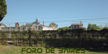 La estación del tren Mitre que bordea el Museo Enrique Sívori