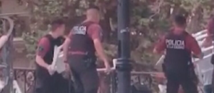 Dos policías heridos tras la detención a los sillazos de hombre que los atacó con un palo