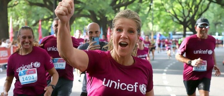 Cynthia Hotton corrió la Maratón de UNICEF a favor de la educación