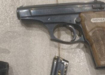 Un hombre armado llevaba un popurrí de drogas para vender pero cayó junto a un comprador en Palermo