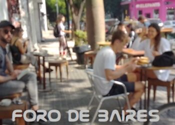 Los bares y sus paquetas ranchadas ocupando el espacio público del barrio