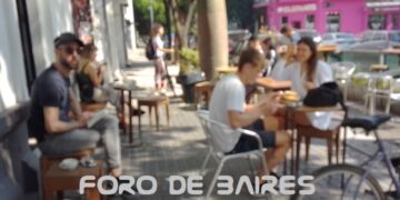 Los bares y sus paquetas ranchadas ocupando el espacio público del barrio