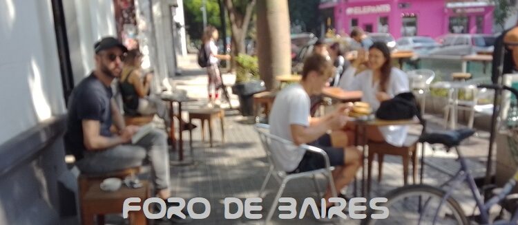 Los bares y sus paquetas ranchadas ocupando el espacio público del barrio