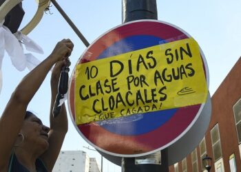 Protesta en una escuela porteña porque no pueden empezar las clases por lìquidos cloacales
