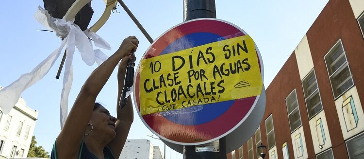 Protesta en una escuela porteña porque no pueden empezar las clases por lìquidos cloacales