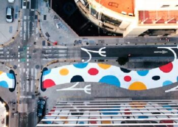 Un nuevo mural revitaliza las calles del microcentro e invita a reflexionar sobre el cambio climático