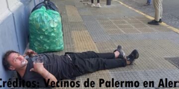 Un hombre drogado duerme en Uriarte y Honduras