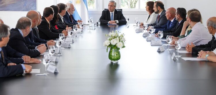 El presidente firmó un decreto que habilita el expendio en farmacias de medicamentos prescritos por médicos veterinarios para uso en animales de compañía