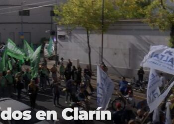 Acto de los trabajadores de prensa en rechazo a los despidos en Clarín