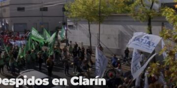 Acto de los trabajadores de prensa en rechazo a los despidos en Clarín