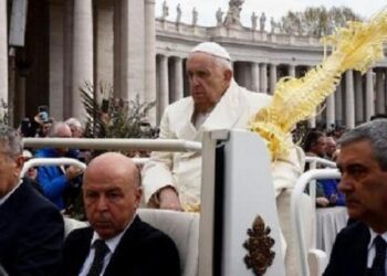 En el Domingo de Ramos, el Papa llamó a buscar a los «cristos abandonados» del mundo de hoy