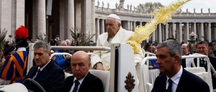 En el Domingo de Ramos, el Papa llamó a buscar a los «cristos abandonados» del mundo de hoy
