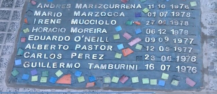 Colocaron baldosas en centro porteño en homenaje a trabajadores municipales desaparecidos