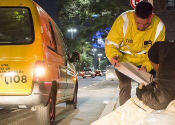 Por las bajas temperaturas, la Ciudad duplica los móviles para ayudar a las personas en situación de calle