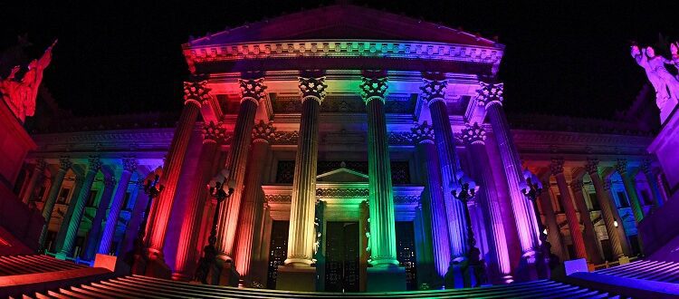 El Congreso y la Casa Rosada se iluminaron con los colores de la bandera LGBTIQ+