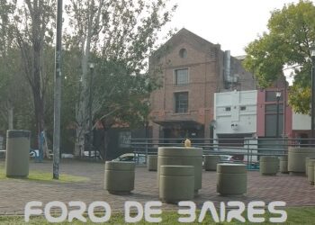 La Plaza Esteban Maradona ofrece un pequeño campo verde bajo la locura del Nodo Juan B. Justo