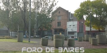 La Plaza Esteban Maradona ofrece un pequeño campo verde bajo la locura del Nodo Juan B. Justo