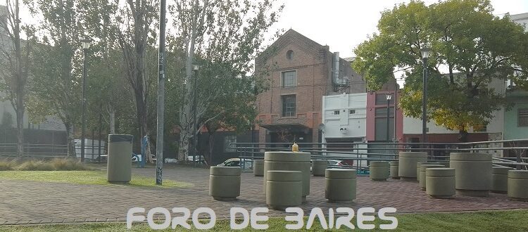 La Plaza Esteban Maradona ofrece un pequeño campo verde bajo la locura del Nodo Juan B. Justo