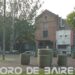 La Plaza Esteban Maradona ofrece un pequeño campo verde bajo la locura del Nodo Juan B. Justo
