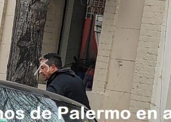 Un trapito molesta a los coches de la zona en la esquina de Armenia y El Salvador