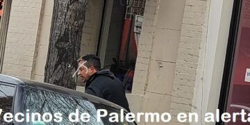 Un trapito molesta a los coches de la zona en la esquina de Armenia y El Salvador