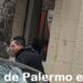 Un trapito molesta a los coches de la zona en la esquina de Armenia y El Salvador