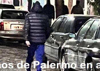 Trapito mafioso camina por Pasaje Santa Rosa entre Uriarte y Thames