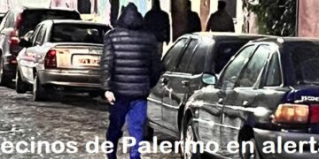 Trapito mafioso camina por Pasaje Santa Rosa entre Uriarte y Thames