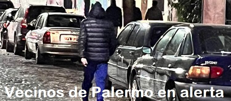 Trapito mafioso camina por Pasaje Santa Rosa entre Uriarte y Thames