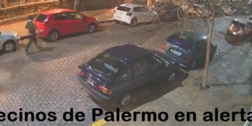 Un trapito es filmado en el Pasaje Santa Rosa, entre Uriarte y Thames