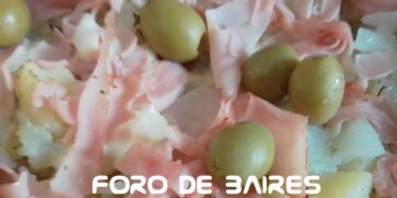 Pastel de papa con jamón, muzzarella y aceitunas, parecida a la pizza pero no es igual