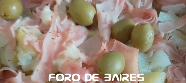 Pastel de papa con jamón, muzzarella y aceitunas, parecida a la pizza pero no es igual
