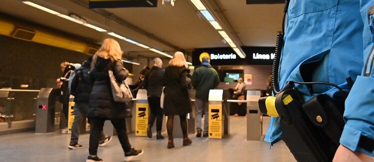 La Policía de la Ciudad comenzó a utilizar las pistolas Taser en los barrios y estaciones de subte