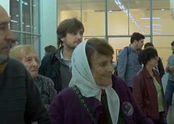Madres y Abuelas de Plaza de Mayo, retratadas por la lente del fotógrafo Leo Vaca